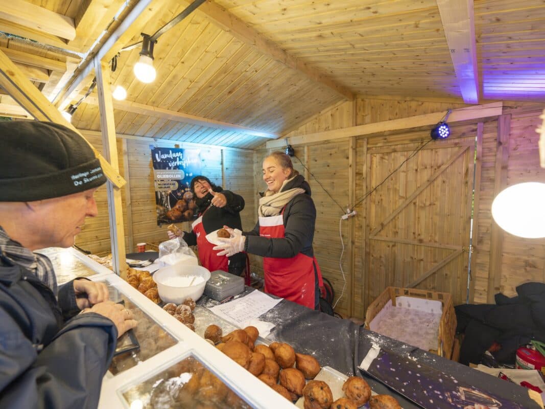 Een kerstkraam met oliebollen tijdens Kryst yn Frjentsjer